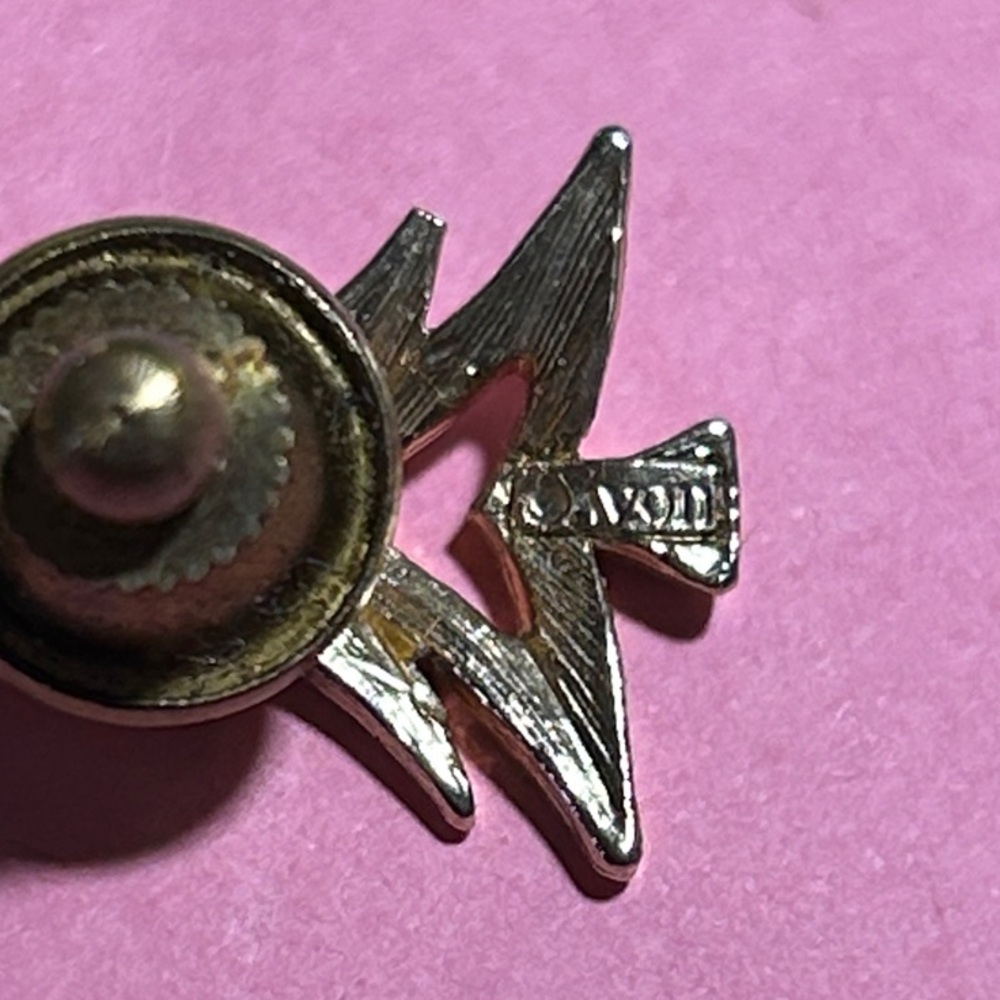 Festive Avon Christmas Tree and Angel, 2 Christmas pins - Picture 2 of 3